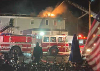 Los visitantes de Block Island reaccionan tras el aparatoso incendio de un hotel