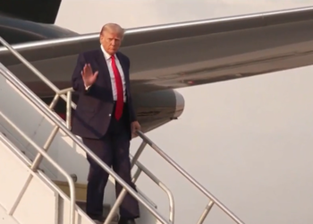 La foto de Donald Trump en la cárcel de Atlanta muestra al expresidente con el ceño fruncido