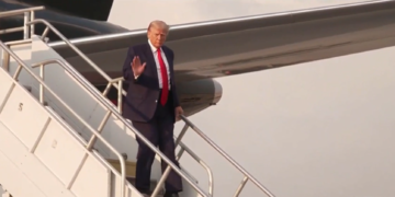 La foto de Donald Trump en la cárcel de Atlanta muestra al expresidente con el ceño fruncido