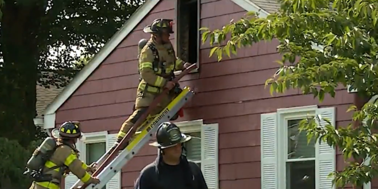 Un incendio destruye una casa en Warwick