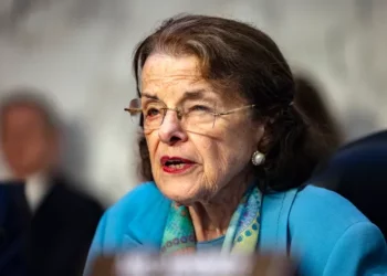 La senadora Dianne Feinstein, de 90 años, sufre una caída en su casa y acude al hospital, pero sus escáneres no revelan nada, según su oficina