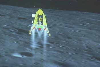 India consigue alunizar en el punto más meridional de la Luna