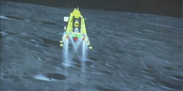 India consigue alunizar en el punto más meridional de la Luna