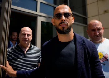 El influencer Andrew Tate, puesto en libertad bajo arresto domiciliario a la espera de juicio por trata de seres humanos y violación