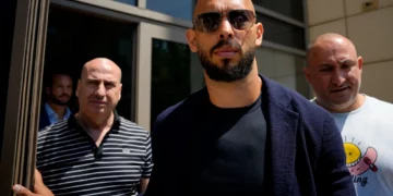 El influencer Andrew Tate, puesto en libertad bajo arresto domiciliario a la espera de juicio por trata de seres humanos y violación