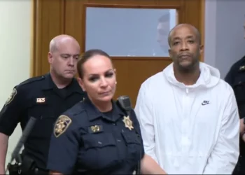 Comparecen ante el tribunal dos sospechosos de atracar un banco en Providence