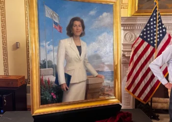 RI presenta el retrato oficial de la ex Gobernadora Gina Raimondo