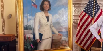 RI presenta el retrato oficial de la ex Gobernadora Gina Raimondo