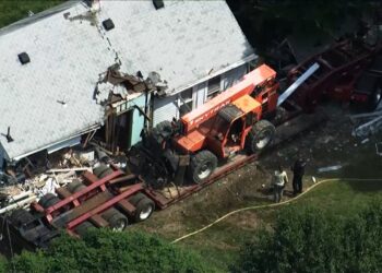 Un vecino describe el momento en que un tractor-remolque se estrelló contra una casa en Bellingham