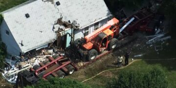 Un vecino describe el momento en que un tractor-remolque se estrelló contra una casa en Bellingham